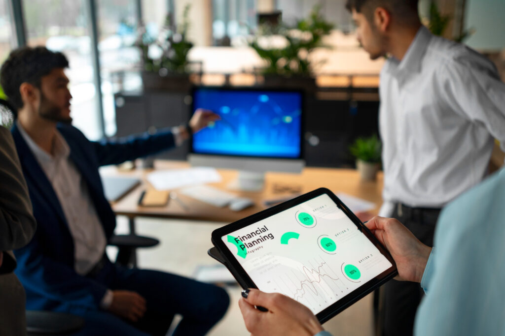 Equipo utilizando herramientas digitales para automatizar procesos, mejorar la productividad y digitalizar una empresa