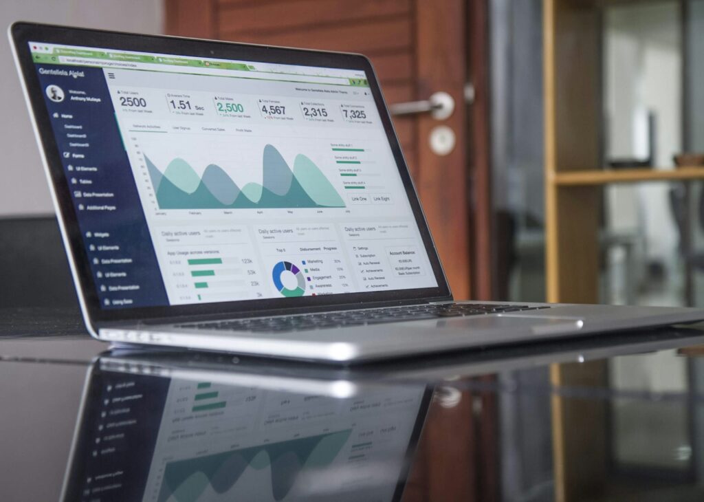 Equipo analizando datos y automatizando procesos para escalar un negocio, mejorar la productividad y acelerar el crecimiento empresarial