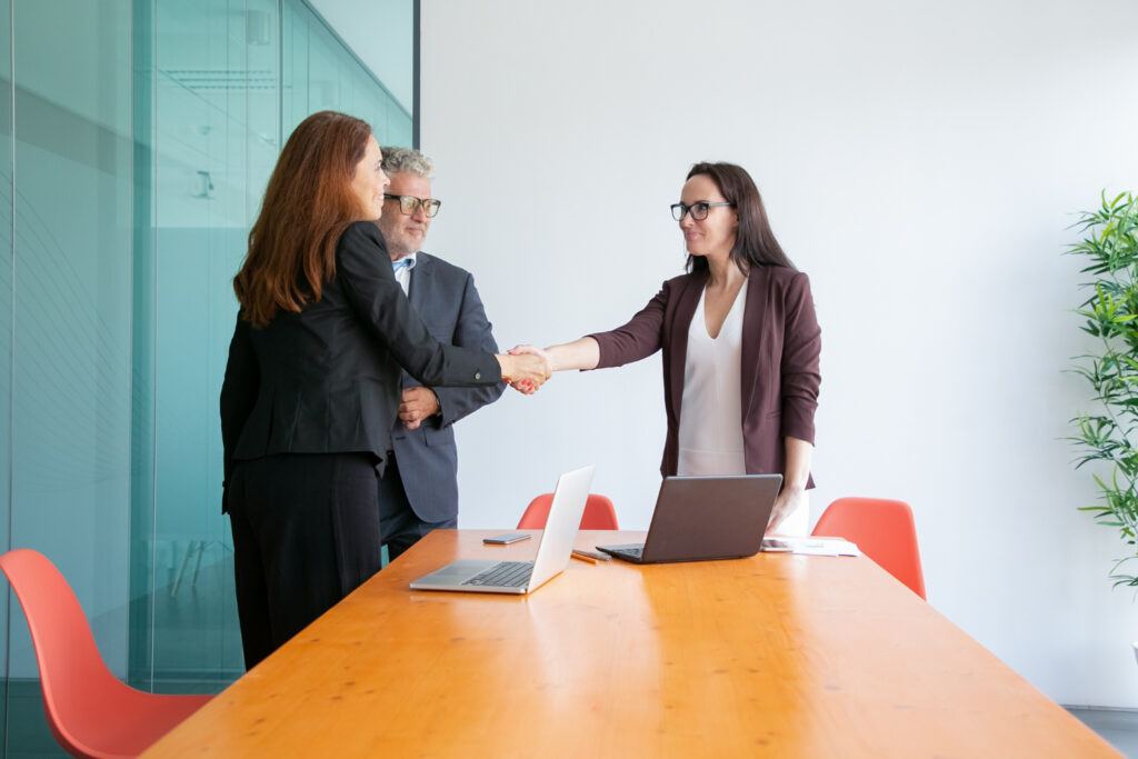 Emprendedor revisando aspectos legales, fiscales y administrativos para formalizar una empresa y comenzar un negocio