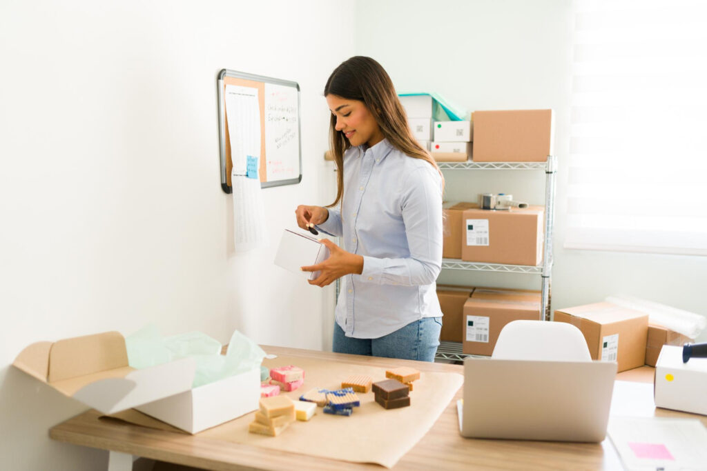 Emprendedor planificando cómo iniciar un negocio desde cero y desarrollar una idea de negocio rentable