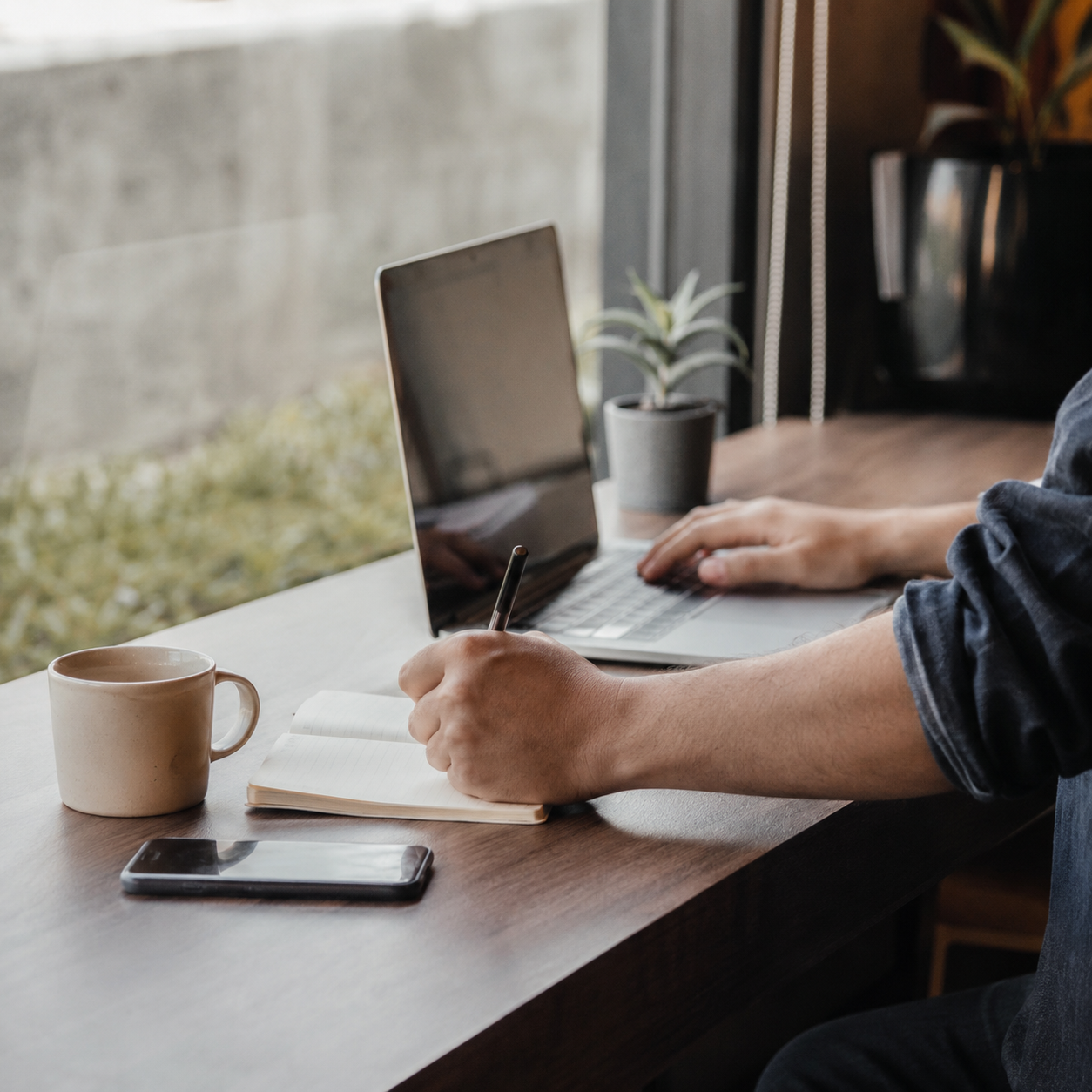 Emprendedor utilizando herramientas digitales para organizar procesos y gestionar su empresa